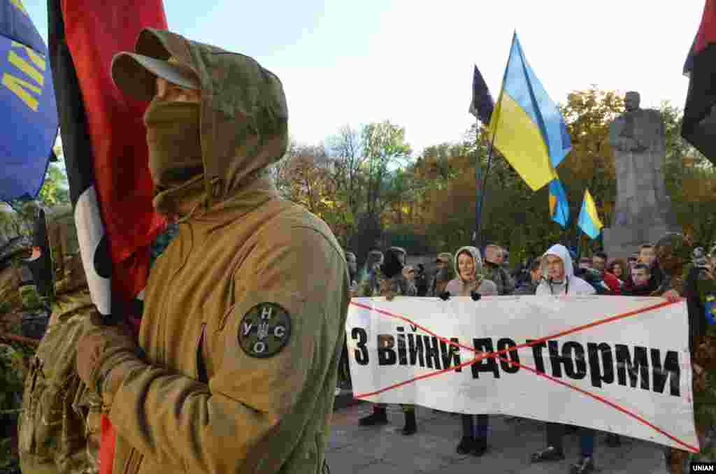 У Львові пройшов &laquo;Марш справедливості&raquo; на підтримку політв&#39;язнів та проти &laquo;диктаторських законів&raquo;. Близько 100 учасників маршу, організованого правими силами та представниками добровольчих батальйонів, пройшли вулицями міста. Львів, 30 жовтня 2016 року