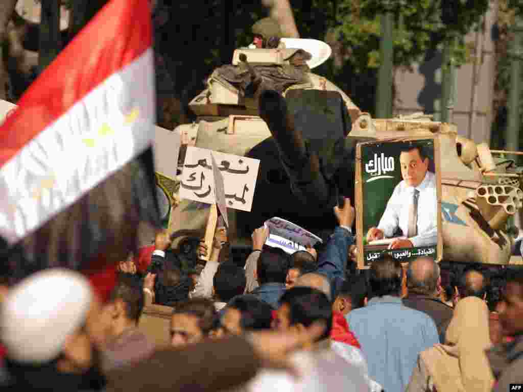 Mubarak supporters rally in Cairo.