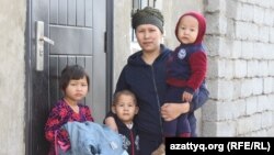 Амина Турганбаева, жена Сеитжана Избасарова, погибшего во время сварочных работ учителя школы № 4 имени Халела Досмухамедова, со своими детьми. Шымкент, 22 марта 2017 года.