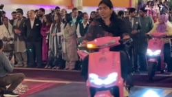 په سیند کې حکومت کار کوونکو ښځو ته وړيا موټرسايکلونه ورکړل 