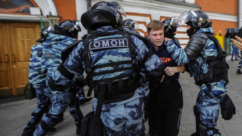 На акциях протеста в Москве и трёх других российских городах 325 задержанных. ВИДЕО