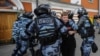45% россиян сочли действия полиции на акциях в Москве излишне жёсткими