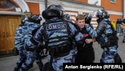 Силовики задерживают участников митинга. Москва, 10 августа 2019 года