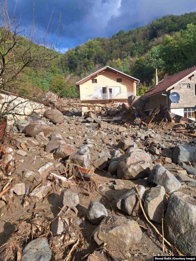 Rrëshqitjet e dheut në jabllanicë.