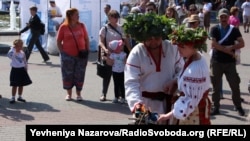 Молодята запалюють символічне сімейне вогнище