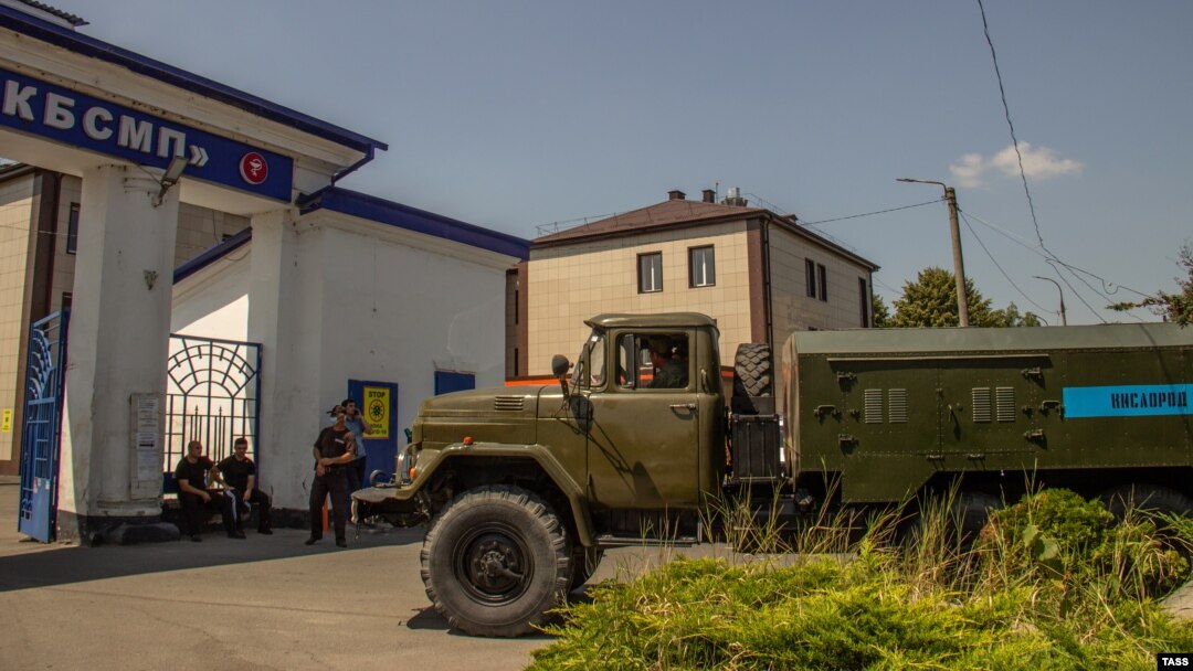 A vehicle carrying oxygen arrives on August 10 at the Republican Clinical Hospital in Vladikavkaz, where at least nine COVID-19 patients died on August 9 due to a breakdown of the oxygen system.