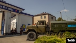 A vehicle carrying oxygen arrives on August 10 at the Republican Clinical Hospital in Vladikavkaz, where at least nine COVID-19 patients died on August 9 due to a breakdown of the oxygen system.