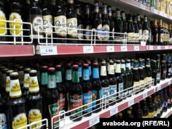 Піўная паліца ў беларускай краме. Архіўнае фота