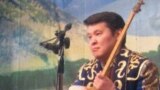 Ақындар Айбек Қалиев (сол жақта) пен Бауыржан Халиолла. Алматы, 12 ақпан 2011 жыл.