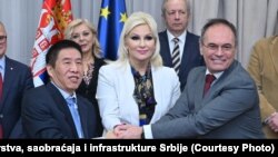 Potpredsednica Vlade Srbije i ministarka građevinarstva, saobraćaja i infrastrukture, Zorana Mihajlović na potpisivanju ugovora sa direktorom predstavništva kineske kompanije u Srbiji Li Sjuećengom i direktorom JКP “Beogradski vodovod i kanalizacija" Draganom Đorđevićem