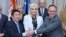 Potpredsednica Vlade Srbije i ministarka građevinarstva, saobraćaja i infrastrukture, Zorana Mihajlović na potpisivanju ugovora sa direktorom predstavništva kineske kompanije u Srbiji Li Sjuećengom i direktorom JКP “Beogradski vodovod i kanalizacija" Draganom Đorđevićem