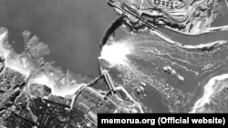 O vedere aeriană a barajului DniproHES după distrugerea parțială a acestuia în 1941