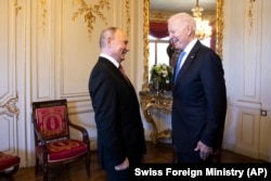 Владимир Путин и Джо Байден во время саммита в Женеве 16 июня 2021 года