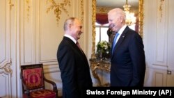 Președintele Federției Ruse (s) Vladimir Putin and președintele SUA, Joe Biden (d), 16 iunie, 2021