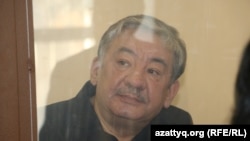 Ұлттық қауіпсіздік комитеті шекара қызметінің бұрынғы басшысы Нұрлан Жоламанов сот залында отыр. Астана, 26 қаңтар 2015 жыл.