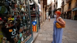 Женщина у витрины сувенирной лавки в Барселоне, Испания. 27 июля 2020 года.