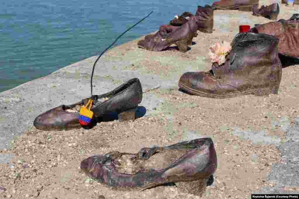 Memorialul Pantofii de pe faleza Dunării în memoria evreilor maghiari împușcați de naziști în 1944-1945 &nbsp;