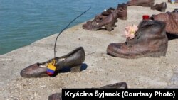 Меморіал «Взуття на березі Дунаю», архівне фото