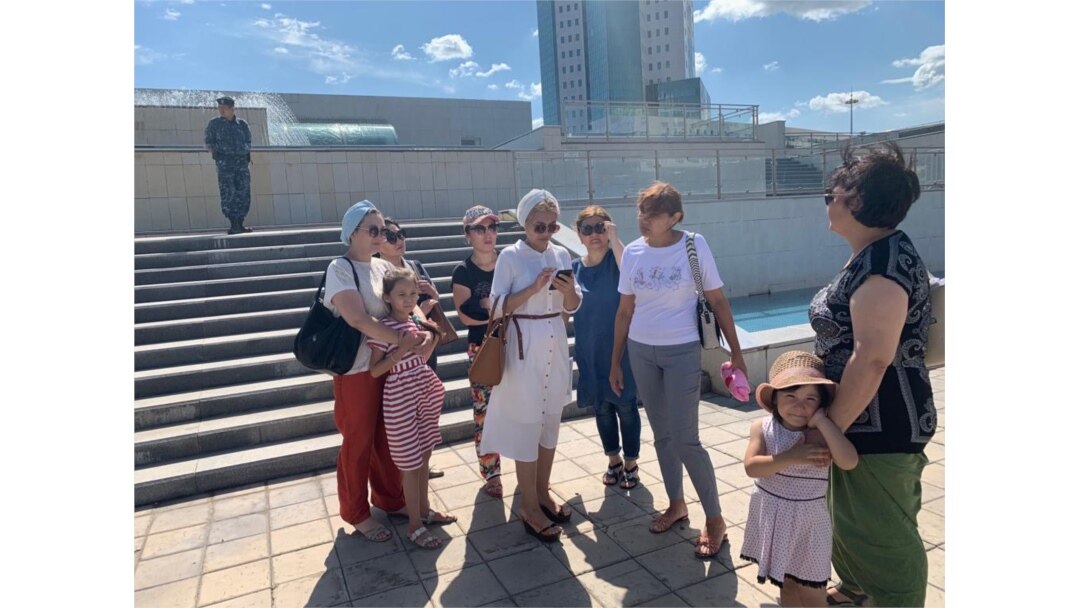 Жалаңаш қара әйелдермен порно Күйеуі әйелінің мысығын жалайды