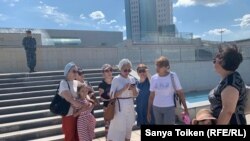 Группа женщин, призывающих власти ужесточить наказания за изнасилование. Нур-Султан, 23 июля 2019 года.