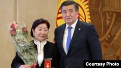 Жамал Тазабекова и президент Сооронбай Жээнбеков.