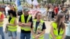 Studenti u blokadi zajedno sa predstavnicima Zbora zdravstvenih radnika ispred zgrade Prvog osnovnog tužilaštva u Beogradu, kojem su podneli krivičnu prijavu protiv predsednika Srbije Aleksandra Vučića, 17. jun 2025. 