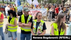 Studenti u blokadi zajedno sa predstavnicima Zbora zdravstvenih radnika ispred zgrade Prvog osnovnog tužilaštva u Beogradu, kojem su podneli krivičnu prijavu protiv predsednika Srbije Aleksandra Vučića, 17. jun 2025. 