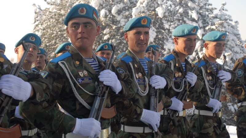 Купить военный билет или отдать долг родине? Опрос на улицах Душанбе