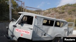 Oštećeno vozilo ispred bolnice u Nagorno-Karabahu, 15. oktobar 2020. 