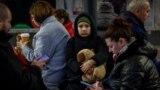 <p>Egy gyermek és kedvenc plüssállata az április 6-ai orosz támadás idején az egyik kijevi metróállomáson