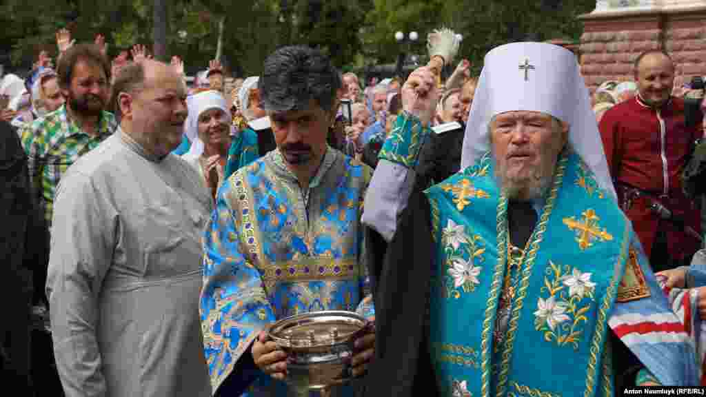 Митрополит Сімферопольський і Кримський Української православної церкви Московського патріархату Лазар і політолог Володимир Джаралла (ліворуч)