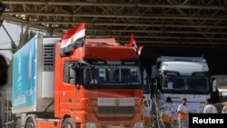 Kamionët me ndihma humanitare arrijnë në pikëkalimin kufitar Egjipt-Gaza, 21 tetor 2023.