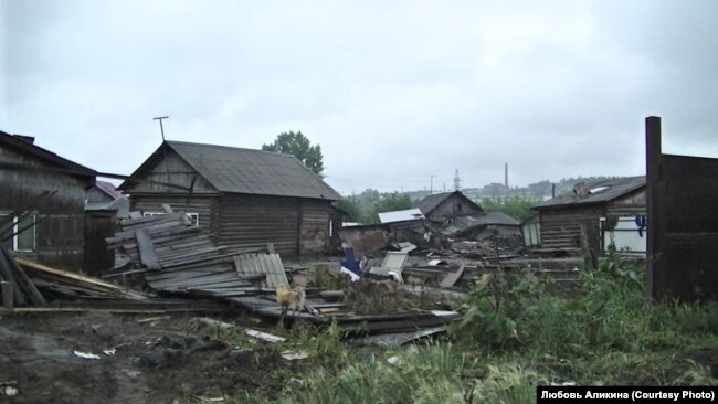 Разрушенный наводнением дом Василия в Тулуне