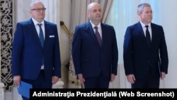 Cei doi judecători contestați sunt Dacian Dragoș (dreapta) și Mihai Busuioc (centru). Ei sunt acuați că nu ar avea vechimea suficientă, de 18 ani, ca să poată fi judecători la Curtea Constituțională. 