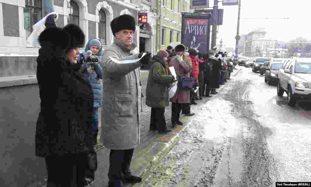 Пешеходы приветствуют участников автопробега &laquo;Белые улицы&raquo; в Москве.