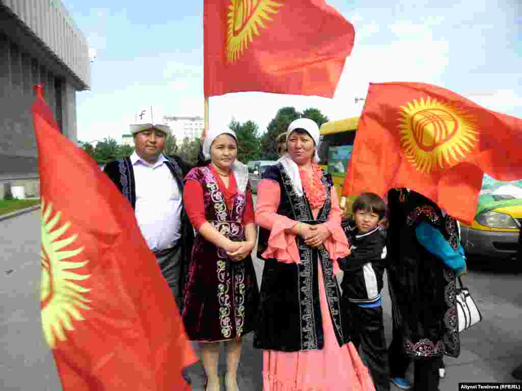 Улуттук кийим &nbsp;жарашкан, урматтап баары карашкан, нур жүздүү, &nbsp;суйкайган &nbsp;сулуу кыз-келиндер, келбеттүү жигиттери көп &nbsp;&quot;Кыргыз көчү&quot; тобунун мүчөлөрү.&nbsp;