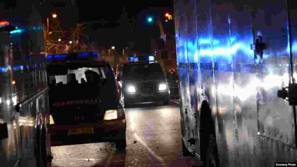 Echipajele poliţiei se îndreaptă spre locul manifestaţiei. Foto: Nicolae Constantin Tănase