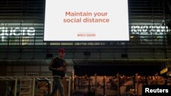 Poruka "Održavajte fizičku distancu" u tržnom centru u Sydneyju (6. juli 2021.)