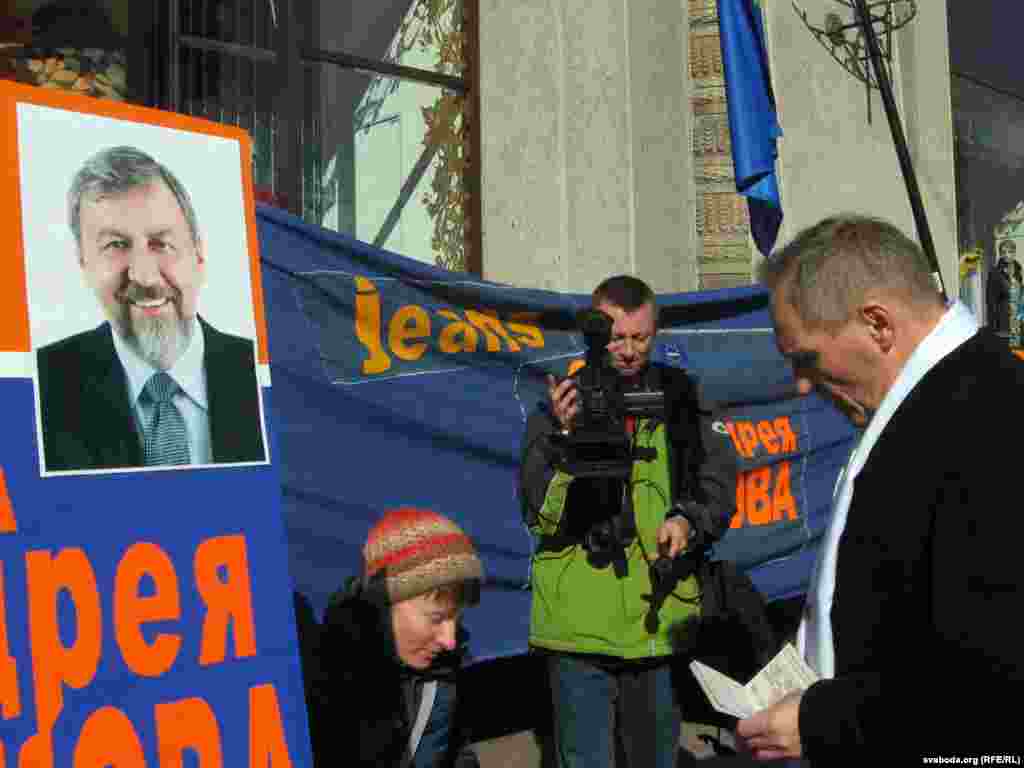 У.Някляеў дае подпіс за А.Саньнікава