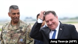 Госсекретарь Майк Помпео с генералом Винсентом Бруксом - командующим американскими войсками в Корее после прибытия на базу Осан. 13 июня 2018 года.
