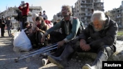 Сирия үкіметі мен көтерілісшілер келісіміне сәйкес, Хомстан шығаруды күтіп отырған тұрғындар. 12 ақпан 2014 жыл. (Көрнекі сурет)