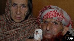Батьки Шафката Хусейна показують фотографію свого сина, березень 2015 року 