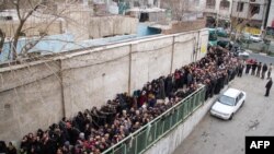 Iran -- low-income Iranians line up to receive food supplies in southern Tehran, 03feb2014