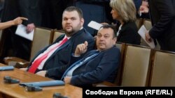 Хамид Хамид заедно с колегата си от ДПС Делян Пеевски в старата пленарна зала на парламента