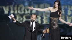 "Ажырасу" атты фильм түсірген ирандық режиссер Асгар Фархади фильм жеңіп алған "Оскар" сыйлығын алып тұр. Лос-Анжелес, 26 ақпан 2012 жыл.