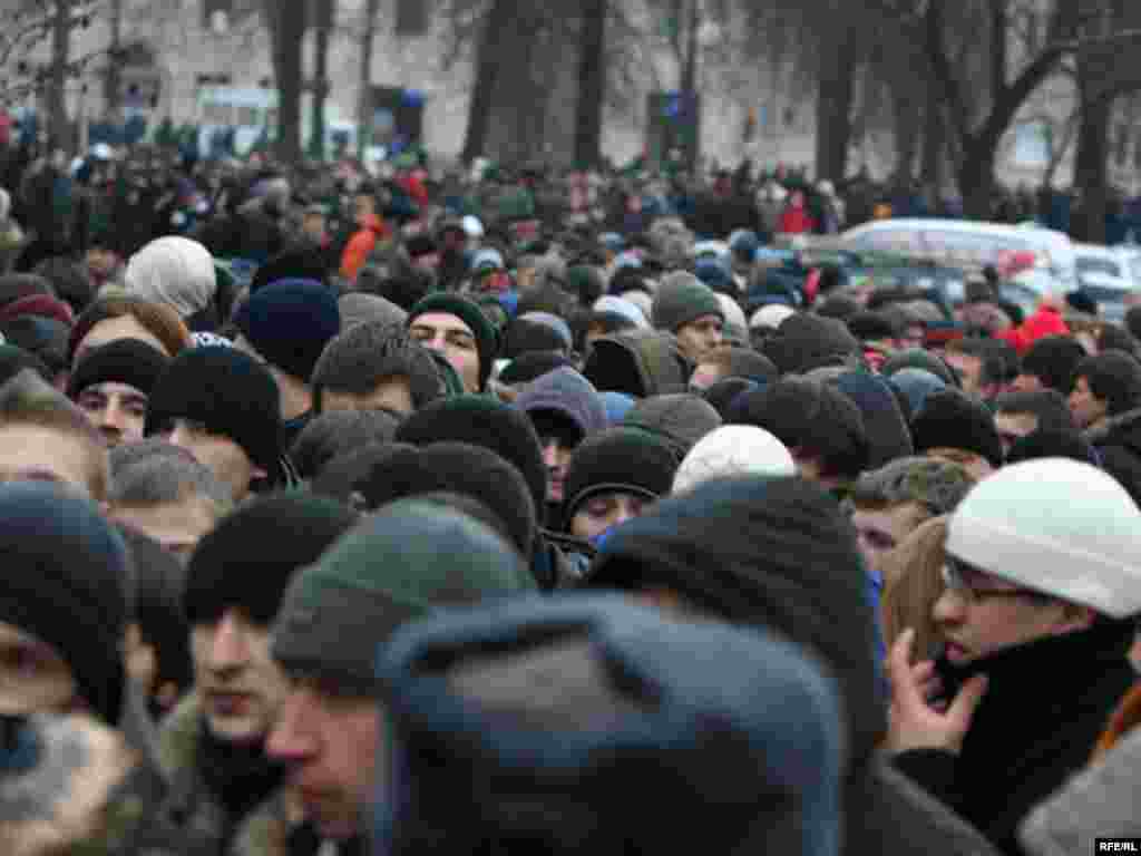 Менск такіх чэргаў і такога футболу ня бачыў даўно. Заўзятары ў чарзе па квіток на матч “БАТЭ” – “Рэал” - Менск такіх чэргаў і такога футболу ня бачыў даўно. Заўзятары ў чарзе па квіток на матч “БАТЭ” – “Рэал”