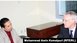 ښاغلي سایمن ګس له ازادۍ راډیو سره په یوې ځانګړې مرکې کې 
