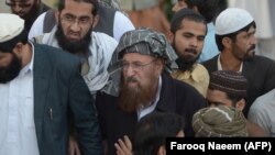 Maulana Samiul Hak (ortada), Rawalpindi, 17-nji noýabr, 2013 ý.