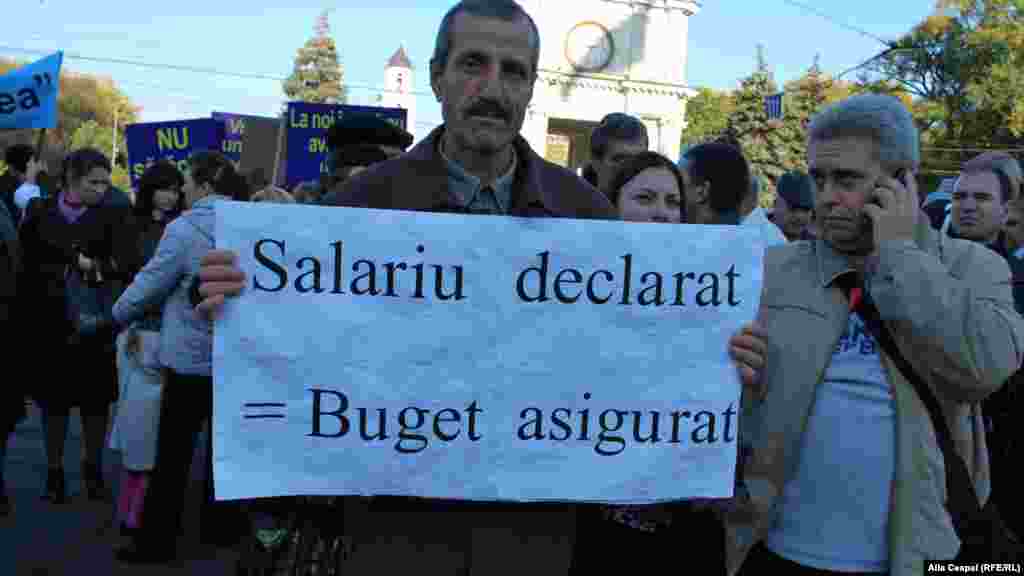 &Icirc;n piața Marii Adunări Naționale, &icirc;n scuarul guvernului.
