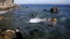 Dhjetëra refugjatë të zhdukur pas fundosjes së anijes në ujërat greke